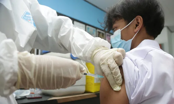A health worker injects the sinovac biotech Covid-19 vaccine
