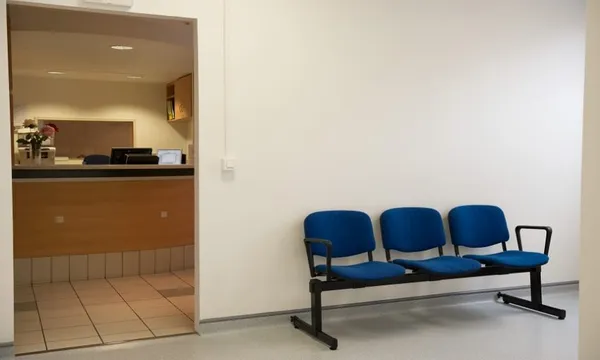 Hospital-waiting-room-850×510
