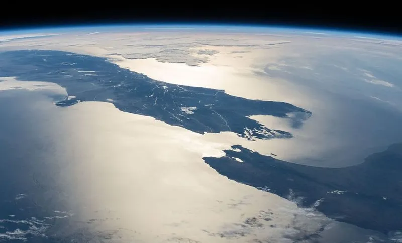 ISS-42_New_Zealand_in_Sunglint,_large_resolution