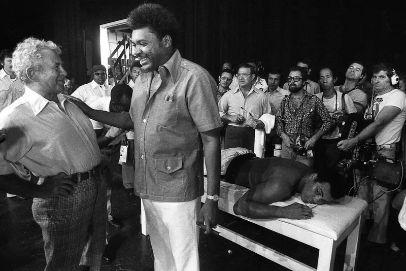 Novelist Norman Mailer and Promoter Don King C   hat during Muahhad Ali Massager Session in Manila in September 1975