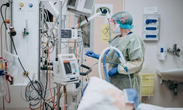 nurse wearing ppe during icu training dom thomas rnz