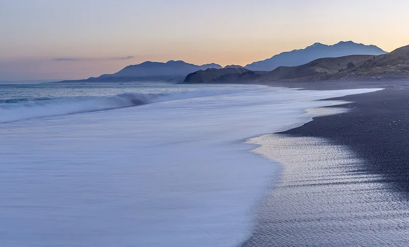 1599px-Beach_north_of_Kaikoura,_Canterbury,_New_Zealand