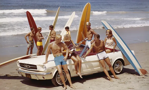 Friends having fun on beach 850×510