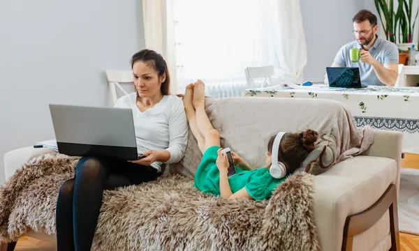 Mother who have to get their work done at home because of the epidemic