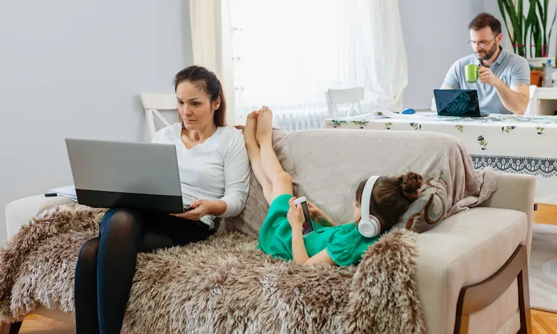 Mother who have to get their work done at home because of the epidemic