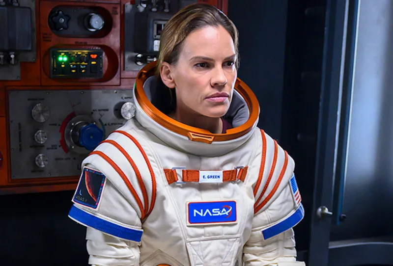 AWAY (L to R) HILARY SWANK as EMMA GREEN, in episode 101 of AWAY. Cr. DIYAH PERA/NETFLIX © 2020