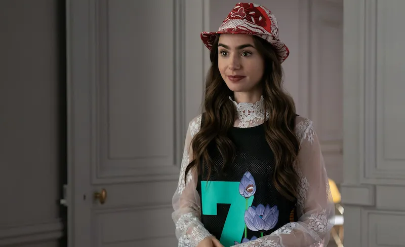 EMILY IN PARIS (L to R) LILY COLLINS as EMILY in episode 104 of EMILY IN PARIS Cr. STEPHANIE BRANCHU/NETFLIX © 2020