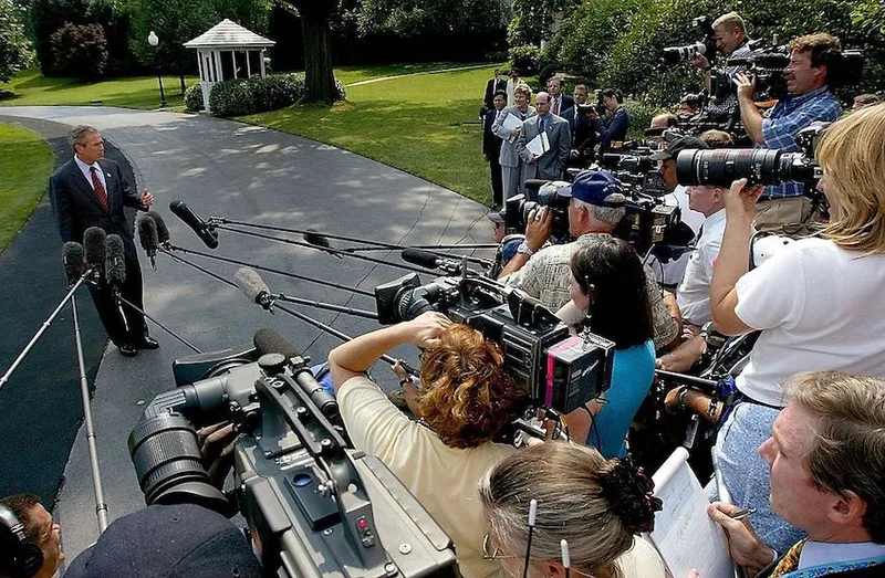 US President George W. Bush (L) announces to the p