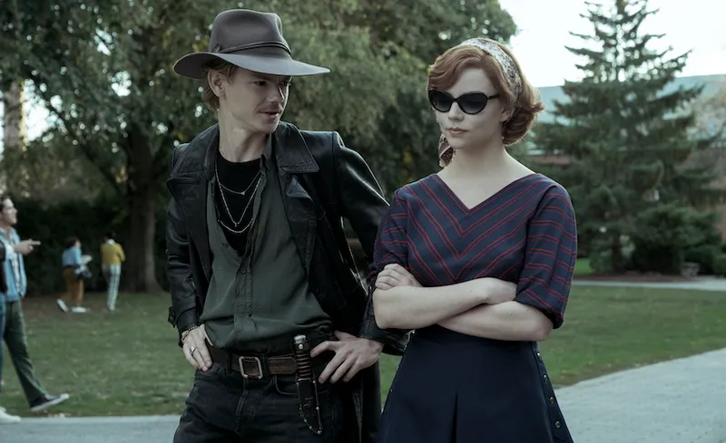 THE QUEEN’S GAMBIT (L to R) THOMAS BRODIE-SANGSTER as BENNY and ANYA TAYLOR-JOY as BETH HARMON in episode 105 of THE ...