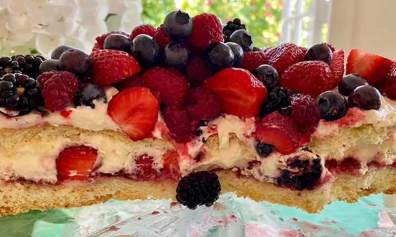 berry cream sponge cake