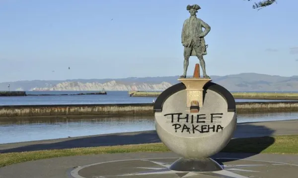 thief pakeha captain cook statue gisborne supplied