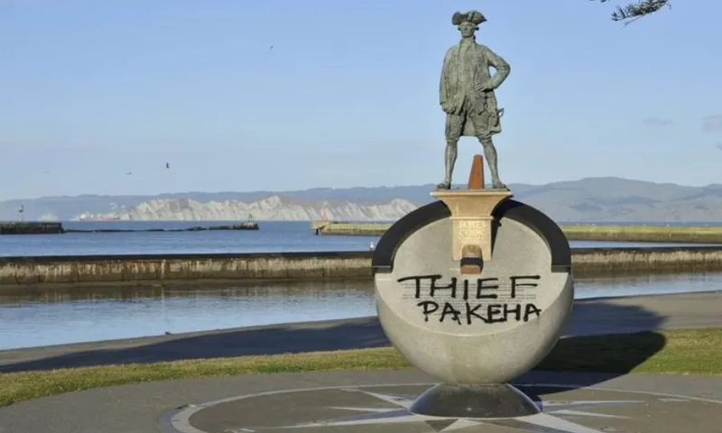 thief pakeha captain cook statue gisborne supplied