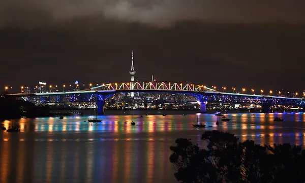 Harbour Bridge gets lit upPhoto’s by Chris Weissenbornchrispics@gmail.com