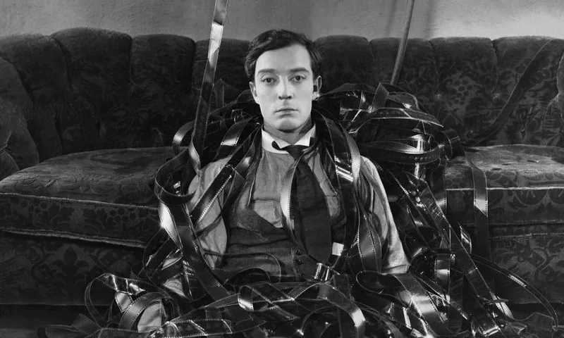 Buster-Keaton-Sherlock-Jr.-One-Bird-Mocking