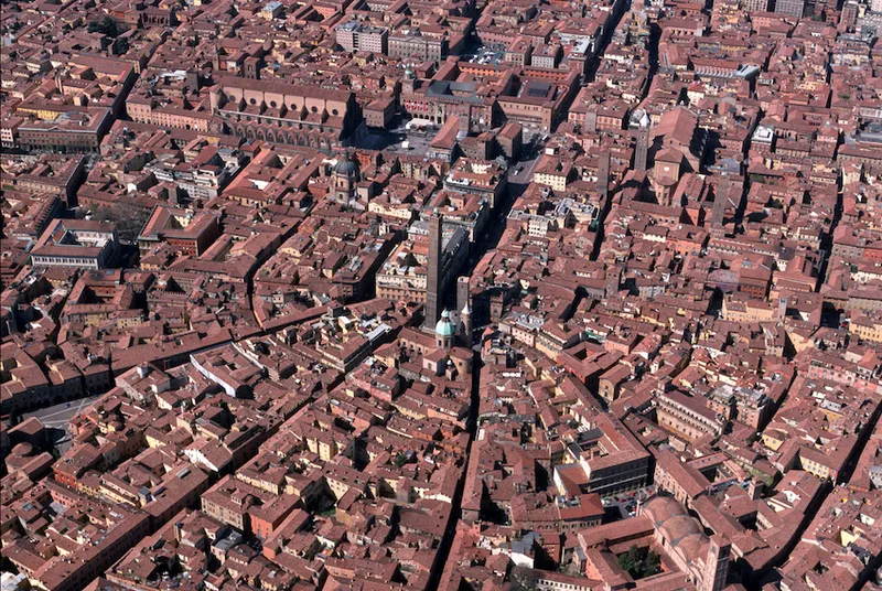 BOLOGNA.
PANORAMICA AEREA DEL CENTRO STORICO.