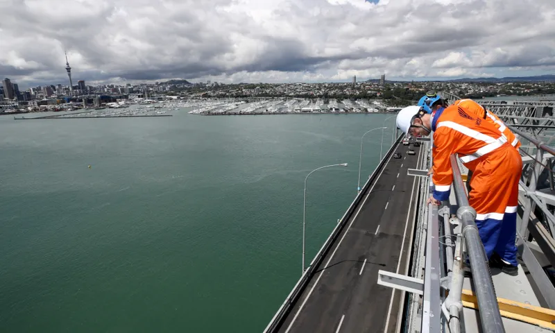 vector workers on harbour bridge feature image getty workers on harbour bridge