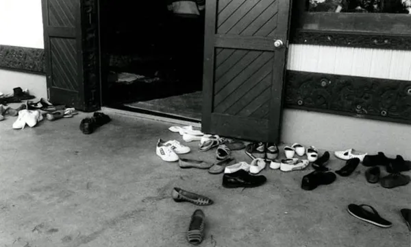 eight_col_shoes_at_the_wharenui_photo