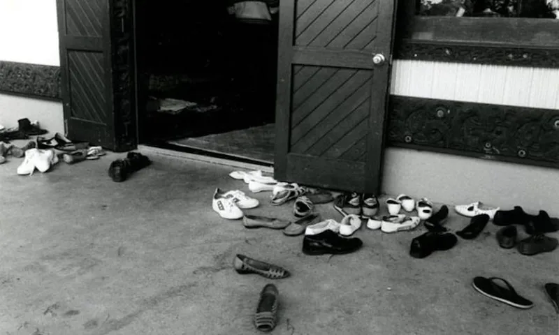 eight_col_shoes_at_the_wharenui_photo