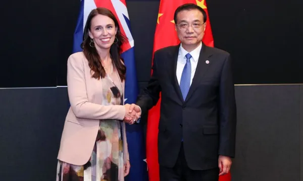 Jacinda Ardern and Chinese Premier Li Keqiang at ASEAN (Getty Images)