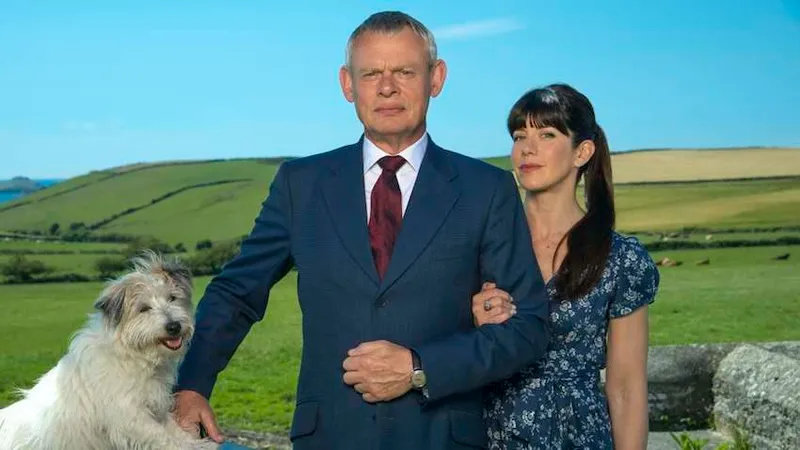 BUFFALO PICTURES PRODUCTIONS FOR 

ITV

DOC MARTIN SERIES 8
EPISODE 6

Pictured :  MARTIN...