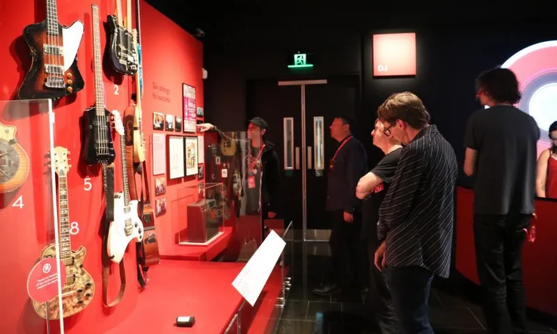 THE CHILLS CHECKING OUT THE GUITARS