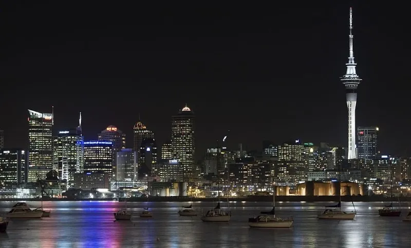 1024px-Night_view_of_the_lit_city_of_Auckland_from_Northcote_Point,_Auckland_-_0365
