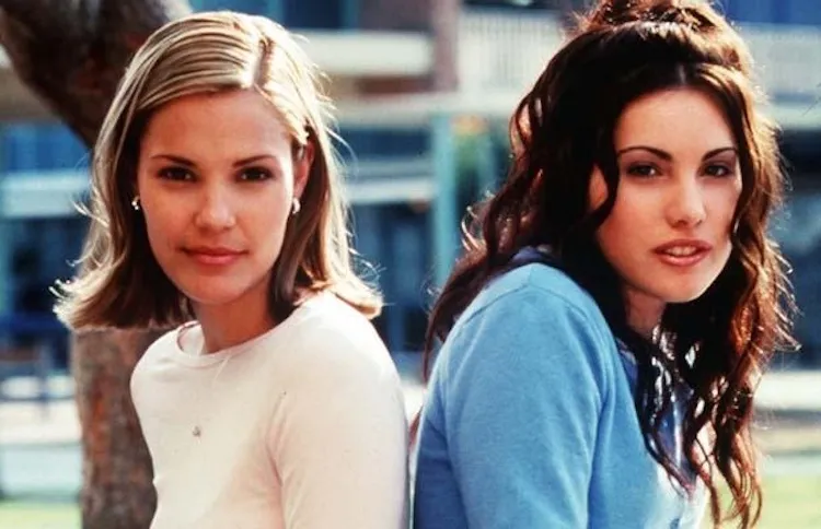 Leslie Bibb and Carly Pope in Popular.