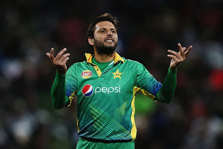 HAMILTON, NEW ZEALAND - JANUARY 17: Shahid Afridi of Pakistan gives instructions out during the International Twenty20 match between New Zealand and Pakistan at Seddon Park on January 17, 2016 in Hamilton, New Zealand.  (Photo by Hannah Peters/Getty Images)