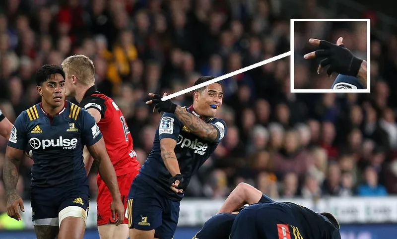 AARON SMITH PROUDLY ROCKS HIS FINGERLESS GLOVES. PHOTO / GETTY