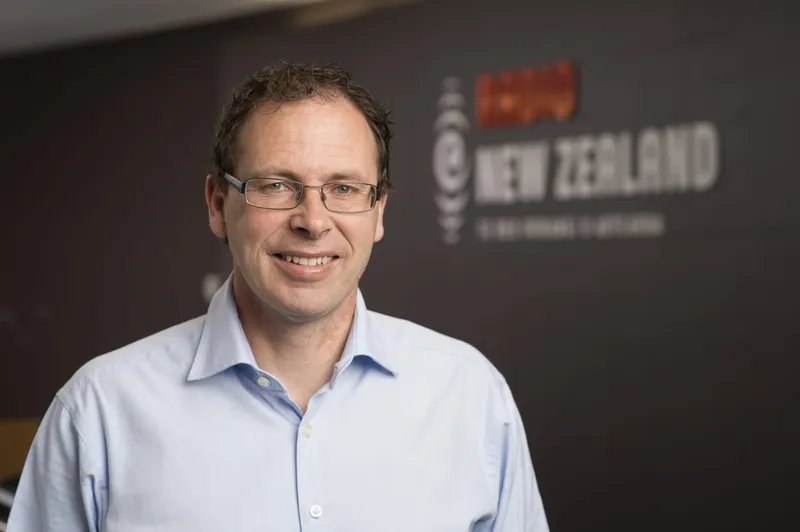 Paul Thompson in front of logo_LKP7847