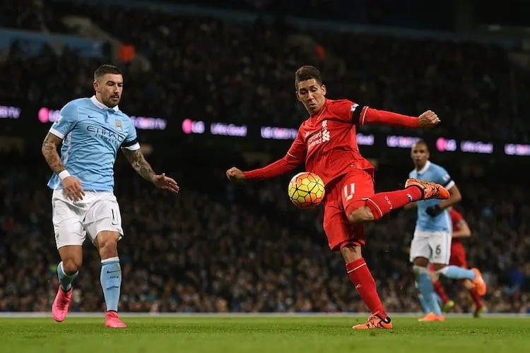 Roberto Firmino of Liverpool shoots at goal at Etihad Stadium.  (Photo by Michael Regan/Getty Images)