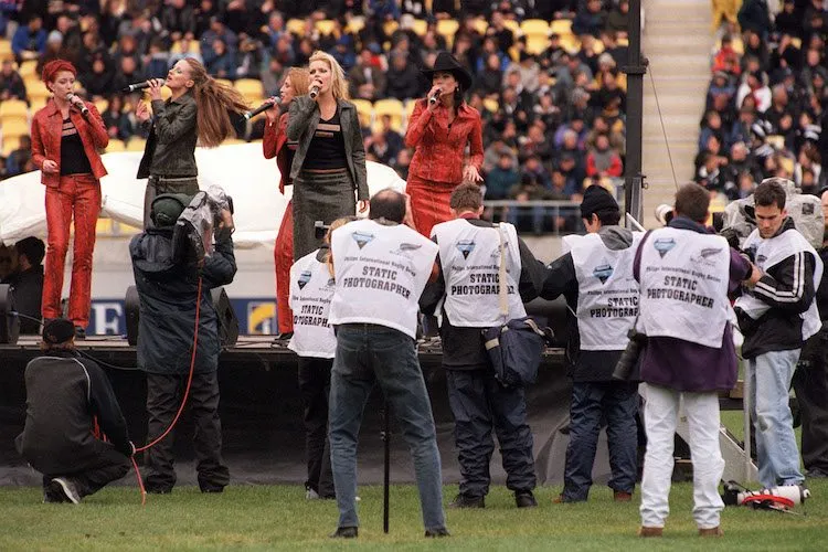 Photographers flock to capture an iconic moment in trans-Tasman singing. (Photo by Phil Walter/Getty Images)