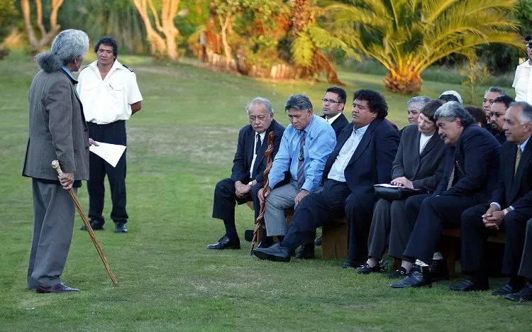 NEW ZEALAND - APRIL 16: A Maori Elder reads a list of grievances to Prime Minister Helen Clark during her visit to Parihaka Marae. (Photo by Rob Tucker/Getty Images)