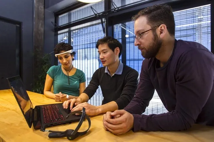headset-girl