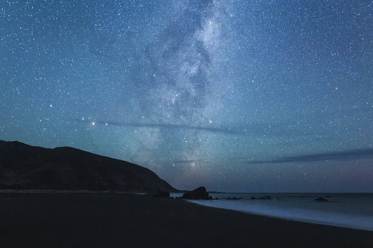 COSMIC, PROFOUND AND BEAUTIFUL PHOTO OF NIGHT SKY ABOVE WAINUIOMATA BY DANNY ROOD (INSTAGRAM AND TWITTER HANDLE @de_rood)