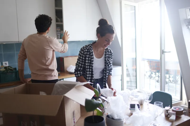 Moving of a young couple