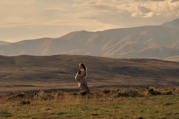 East of Eden. Florence Pugh as Cathy Ames in episode 103 of East of Eden. Cr. Kirsty Griffin/Netflix © 2026